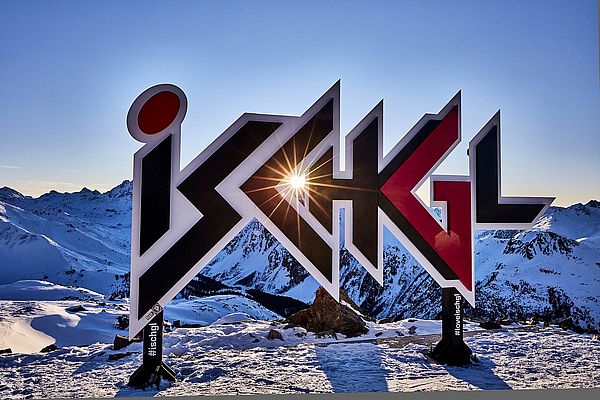 Fotospot mit Ischgl Logo am Morgen im Schnee