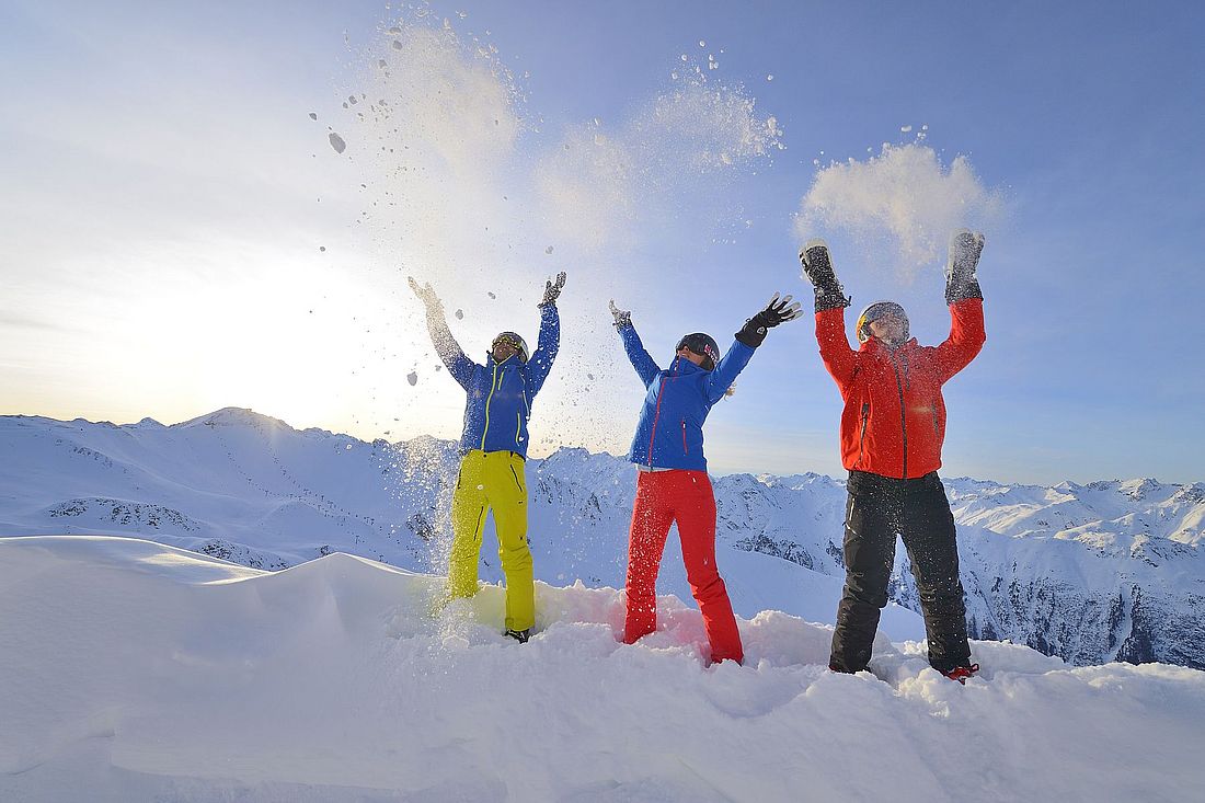 Menschen beim Werfen von Schnee in die Luft